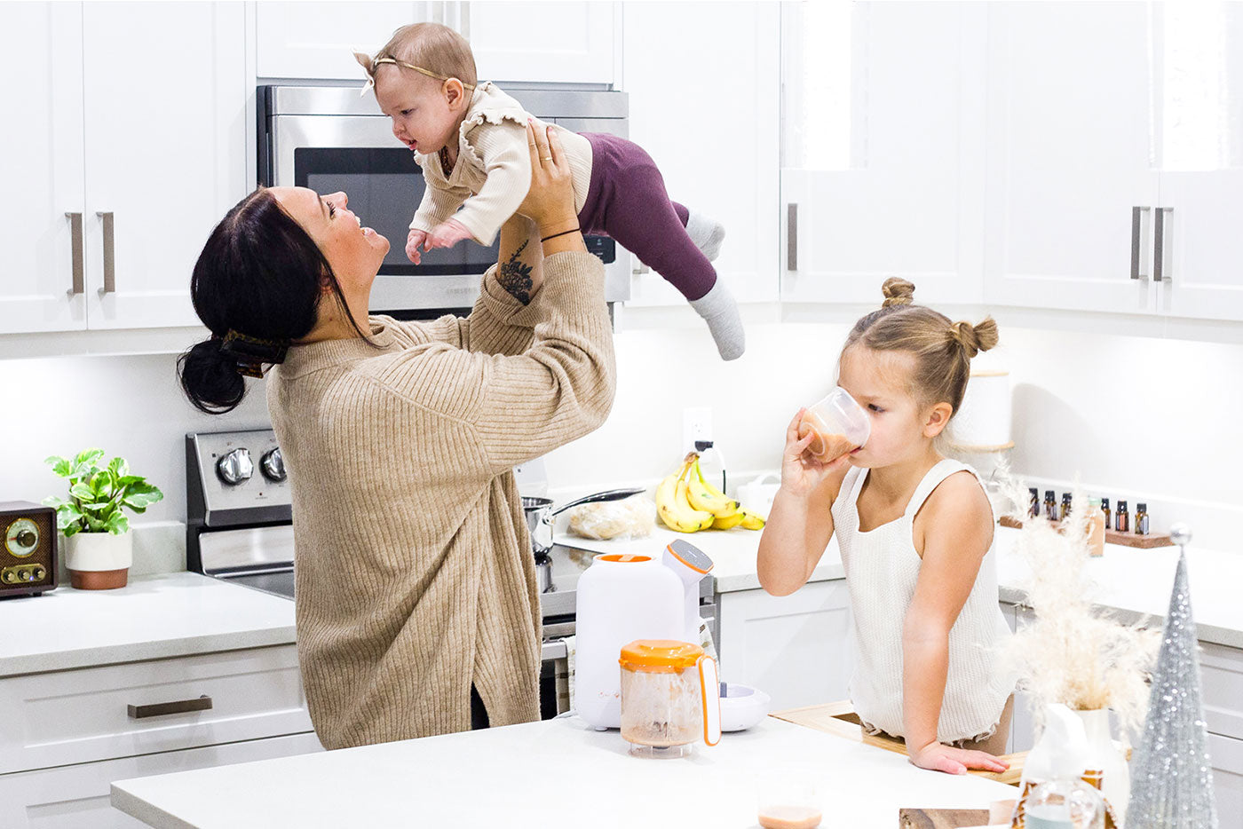 Quark Baby Quook 5-in-1 food maker with mother and children in modern kitchen lifestyle scene