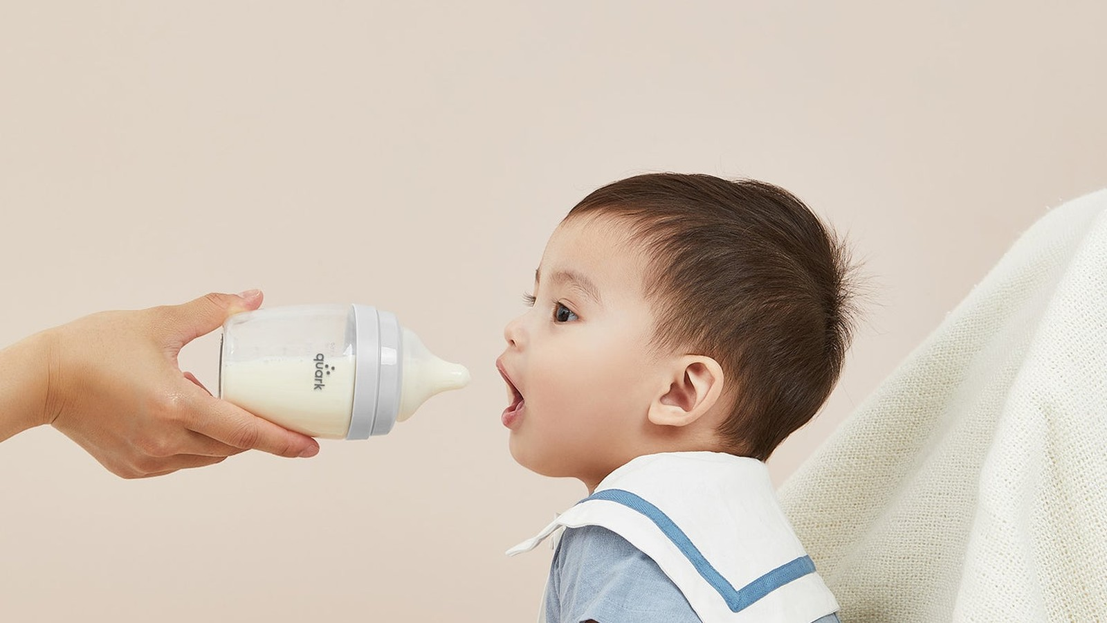 Parent feeding baby with BuubiBottle Max polyamide bottle