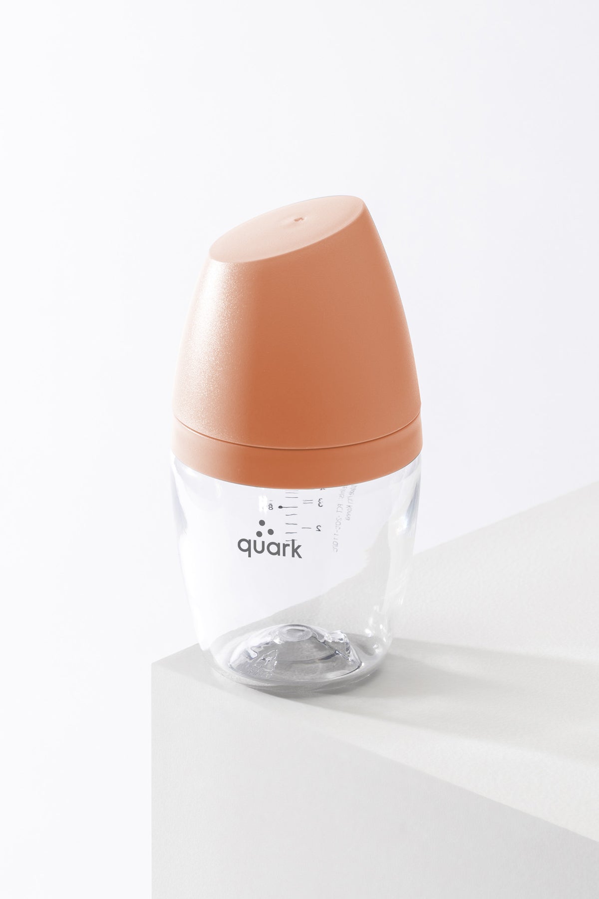 Quark BuubiBottle Mini orange hybrid feeding bottle, pedestal display shot