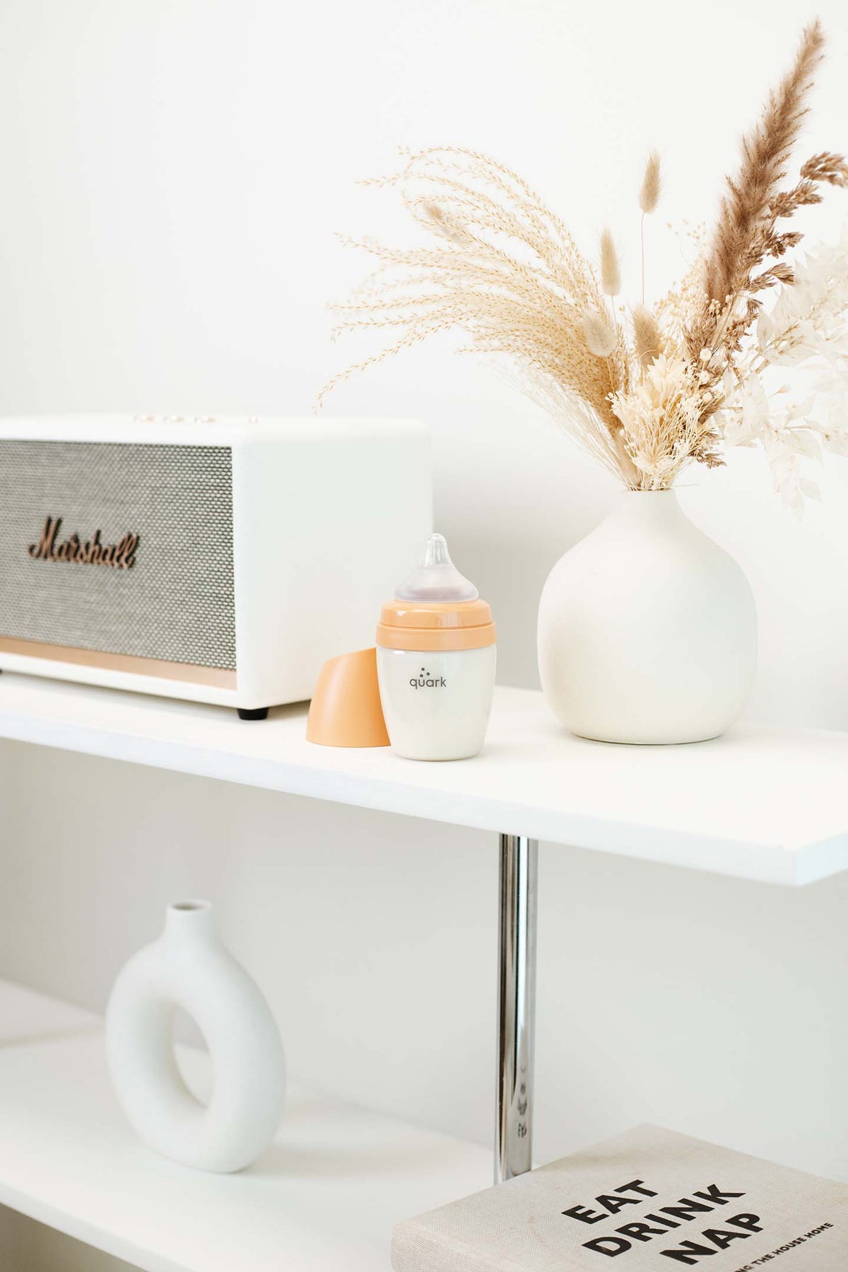 Quark BuubiBottle Hybrid baby bottle with pampas grass and home decor on shelf