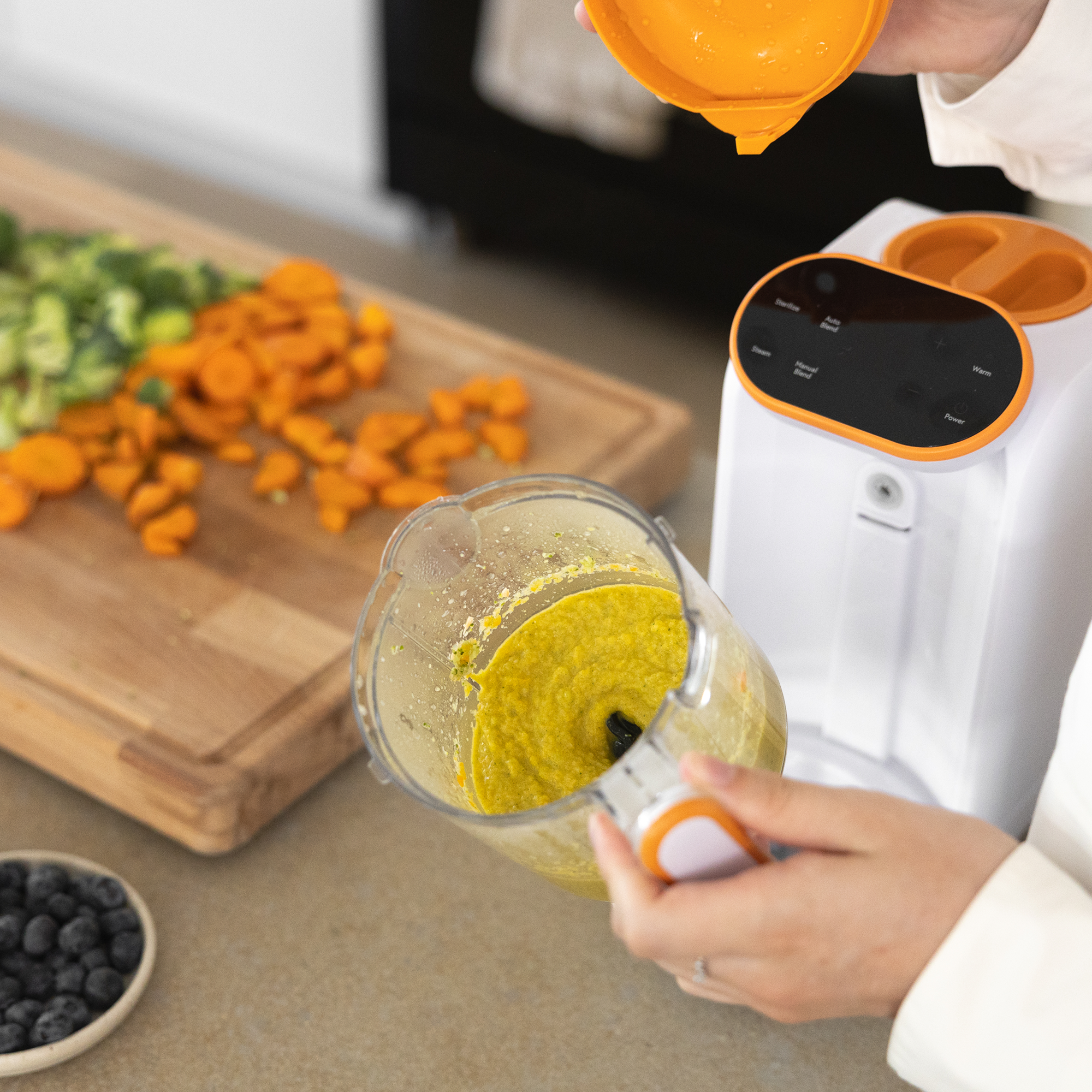 Quark Quook blender pouring fresh puree
