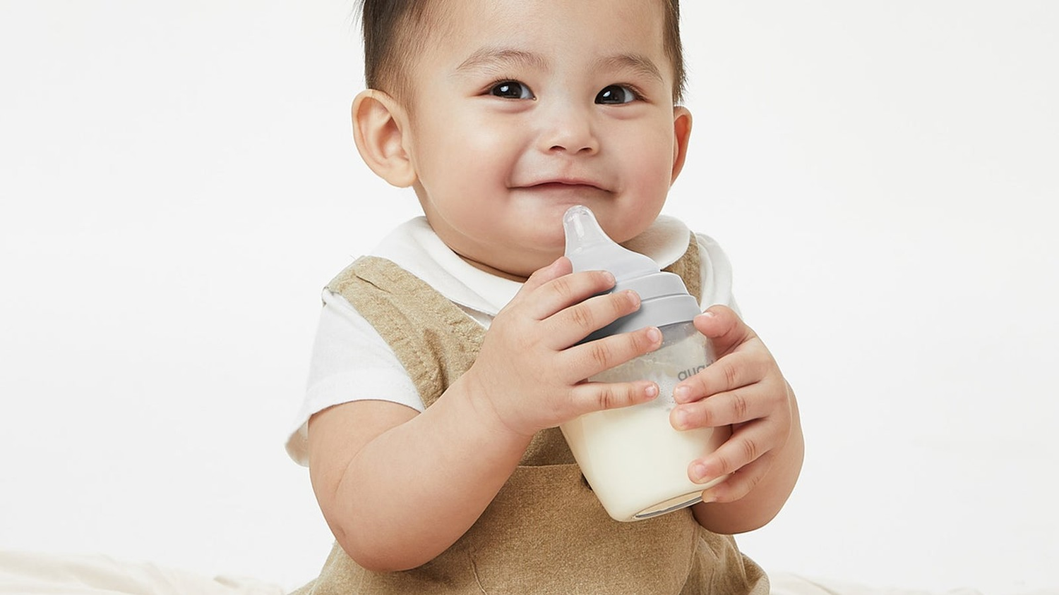 Baby self-feeding with BuubiBottle RealFeel nipple