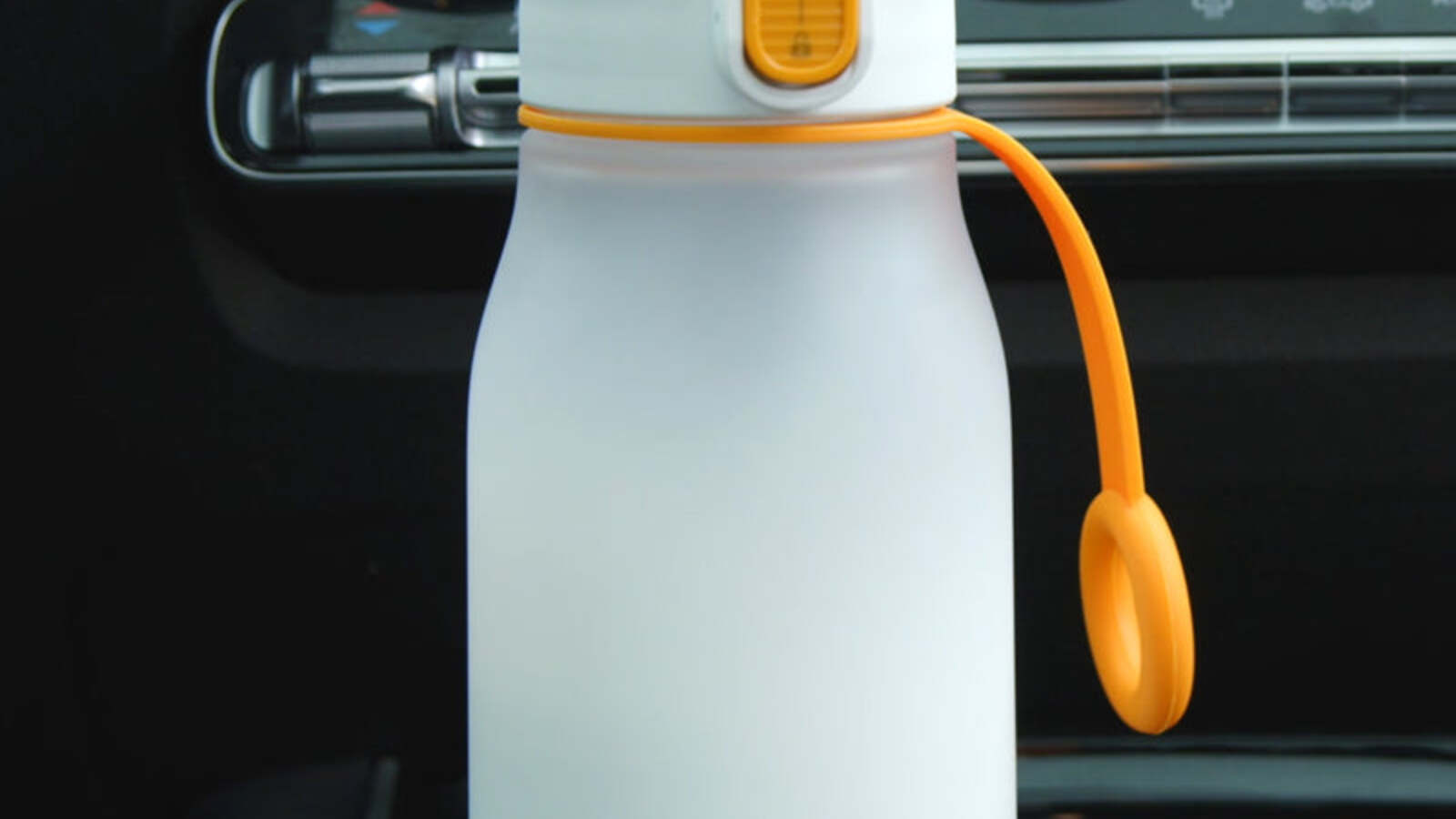 Quark Baby BuubiBottle portable milk warmer in car travel setup