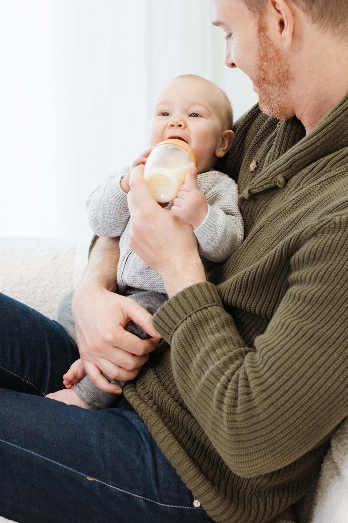 Father feeding infant with Quark BuubiBottle Hybrid Feeding bottle, lifestyle shot